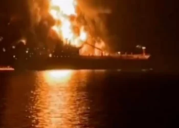 Ataque a dos petroleros cerca de Irak: Un muerto y varios desaparecidos