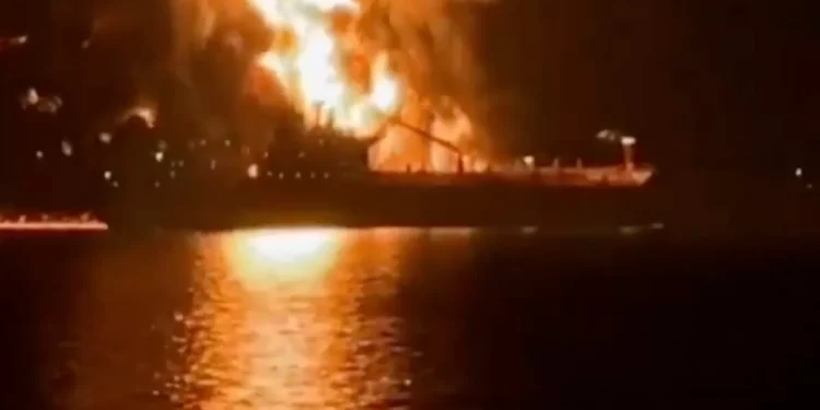 Ataque a dos petroleros cerca de Irak: Un muerto y varios desaparecidos