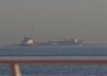 Escombros de un misil iraní impactaron un petrolero en Baréin: Un muerto