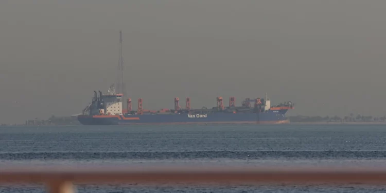 Escombros de un misil iraní impactaron un petrolero en Baréin: Un muerto