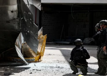 Ataque de Hezbolá con misiles daña infraestructura en el centro de Israel