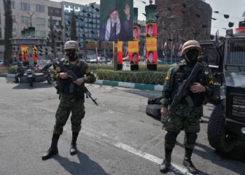 Agentes de policía iraníes montan guardia junto a pancartas con retratos del líder supremo asesinado, el ayatolá Alí Jamenei, en la plaza Enqelab-e-Eslami, o de la Revolución Islámica, en el centro de Teherán, Irán, el 14 de marzo de 2026. (Foto AP/Vahid Salemi)
