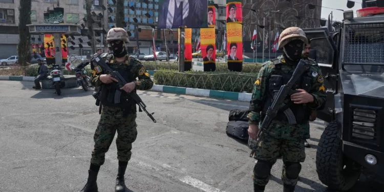 Agentes de policía iraníes montan guardia junto a pancartas con retratos del líder supremo asesinado, el ayatolá Alí Jamenei, en la plaza Enqelab-e-Eslami, o de la Revolución Islámica, en el centro de Teherán, Irán, el 14 de marzo de 2026. (Foto AP/Vahid Salemi)