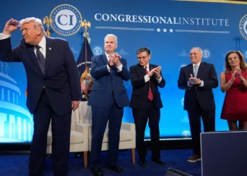 Trump llama “excursión a corto plazo” a la guerra con Irán