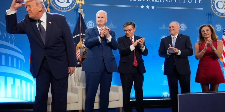 Trump llama “excursión a corto plazo” a la guerra con Irán