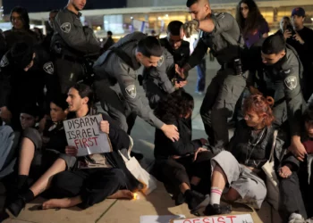 Policía de Israel detiene a 18 en protestas contra la guerra con Irán