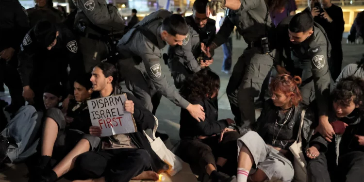 Policía de Israel detiene a 18 en protestas contra la guerra con Irán