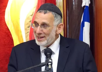 Rabino se opone a normativa estricta sobre el traslado a refugios