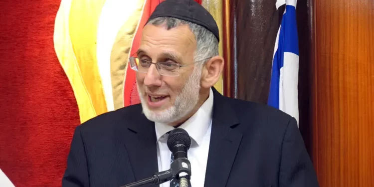 Rabino se opone a normativa estricta sobre el traslado a refugios