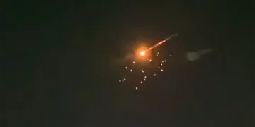 Irán lanza misiles balísticos con bombas de racimo contra Israel