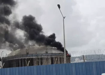 Incendio en la refinería de Haifa tras oleada de ataques desde Irán y el Líbano