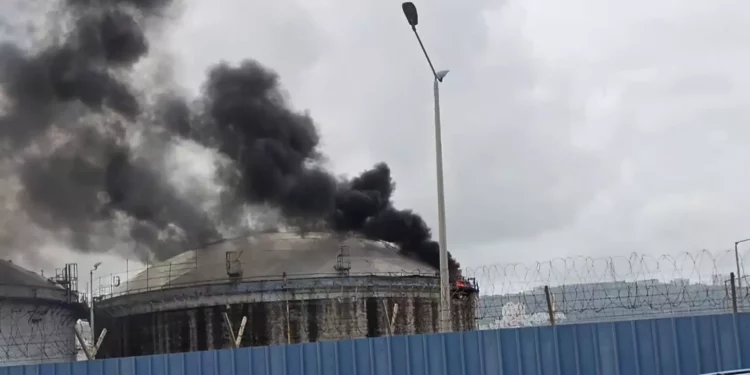 Incendio en la refinería de Haifa tras oleada de ataques desde Irán y el Líbano