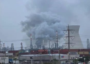 Un fragmento de un misil iraní impacta en la refinería de petróleo de Haifa