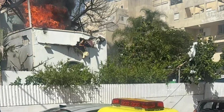 Munición de racimo iraní impacta en una casa de Rehovot