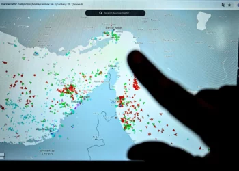 Un remolcador de los EAU se hunde tras sufrir una explosión en el estrecho de Ormuz