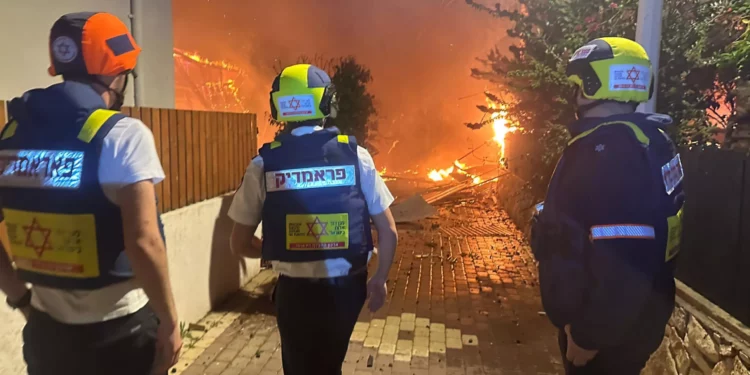 Seis heridos por el impacto de un cohete de Hezbolá en una vivienda de Nahariya