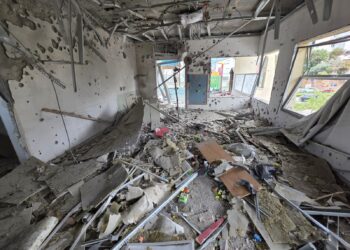 Daños causados en una guardería por una munición de racimo lanzada desde un misil balístico iraní en Rishon Lezion, el 21 de marzo de 2026. (Policía de Israel)
