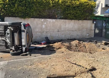 Una munición de racimo iraní causa daños en Rishon Lezion