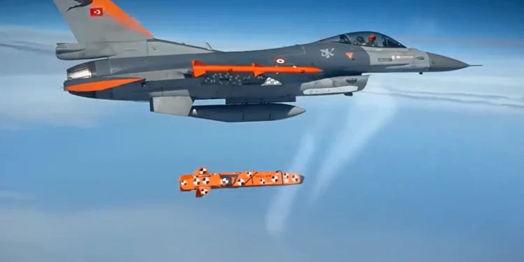 Turquía lanza con éxito el misil SOM-J en ataque de precisión