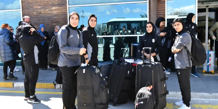 La selección femenina de fútbol de Irán cruza la frontera turca
