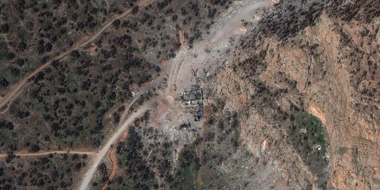 Nuevas imágenes satelitales muestran daños en bases de misiles de Irán