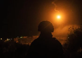 Soldados de las Fuerzas de Defensa de Israel (FDI) pertenecientes a la 401.ª Brigada Blindada operan en el sur del Líbano, en una fotografía difundida por el ejército el 16 de marzo de 2026. (Fuerzas de Defensa de Israel)