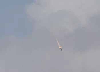 Periodista captó fragmento de misil iraní que impactó en Jerusalén