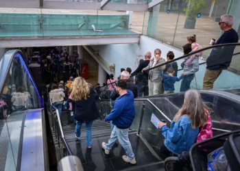 Los israelíes se refugian en un aparcamiento subterráneo en Tel Aviv mientras suena una sirena que advierte de la llegada de misiles balísticos lanzados desde Irán, el 7 de marzo de 2026. (Avshalom Sassoni/Flash90)