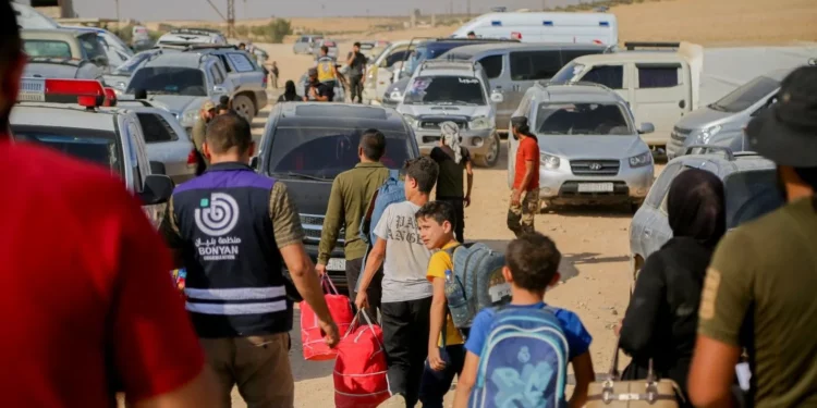 Unos 50.000 sirios huyen del Líbano hacia Siria por la guerra con Israel