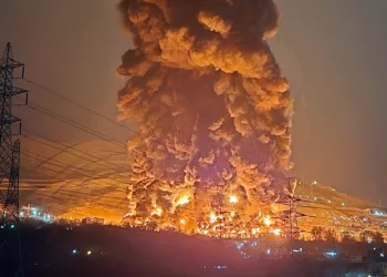 Mientras los depósitos de combustible en Teherán arden: Netanyahu anuncia “el momento de la verdad”