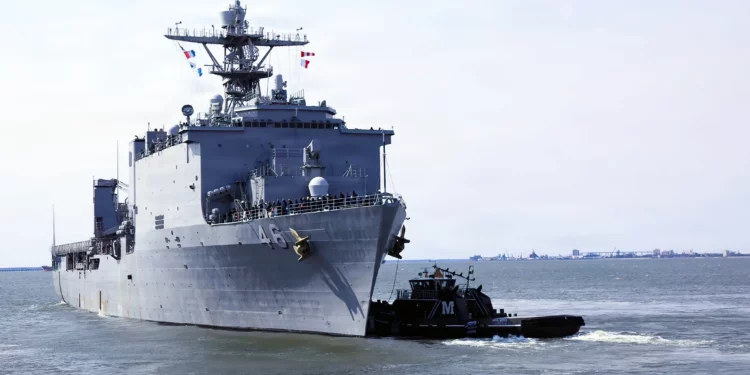 El buque de desembarco USS Tortuga de Estados Unidos vuelve al mar
