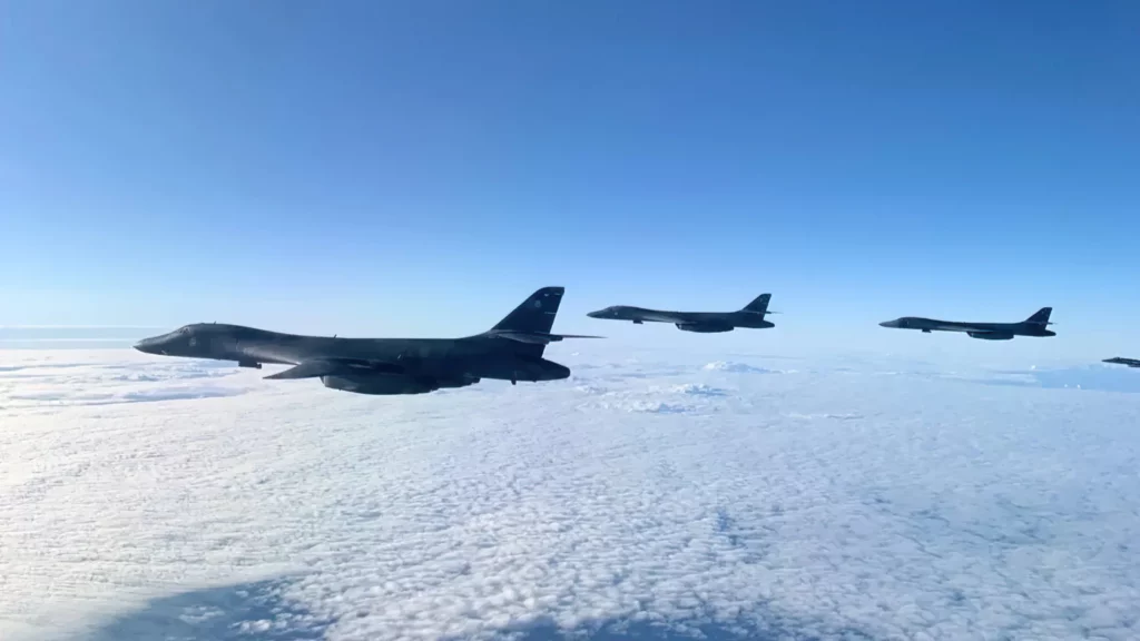 Bombarderos B-1 y B-52 inundan Europa para operaciones contra Irán