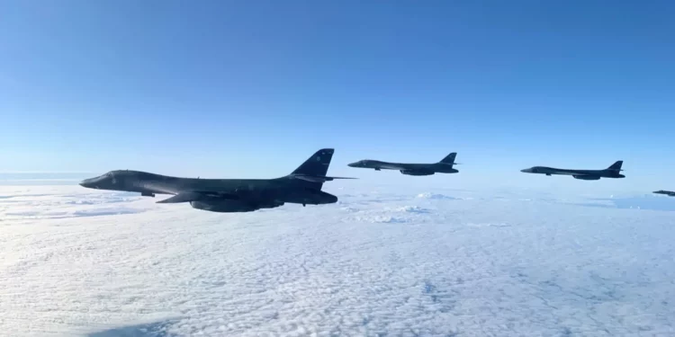 Bombarderos B-1 y B-52 inundan Europa para operaciones contra Irán