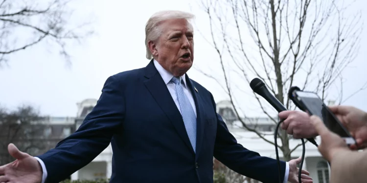 El presidente de EE. UU., Donald Trump, habla con los periodistas antes de subir al Marine One al salir del Jardín Sur de la Casa Blanca en Washington, D. C., el 20 de marzo de 2026, rumbo a su residencia de Mar-a-Lago, donde pasará el fin de semana. (Foto de Brendan SMIALOWSKI / AFP)
