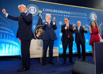 Trump amenaza con atacar la red eléctrica de Irán si no coopera