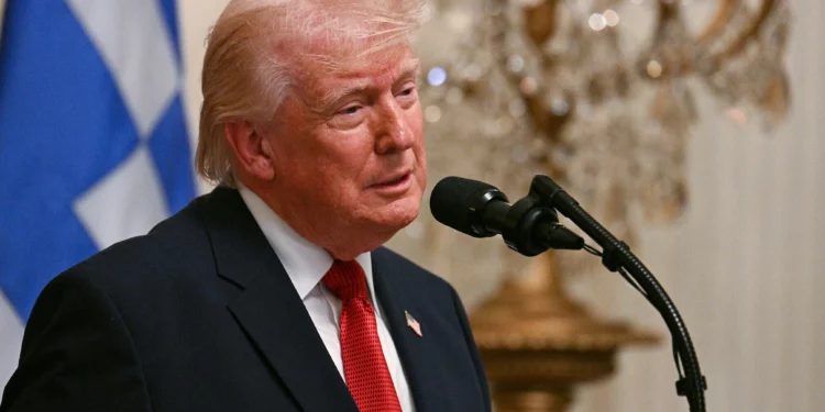 El presidente de Estados Unidos, Donald Trump, habla durante una celebración del Día de la Independencia de Grecia en el Salón Este de la Casa Blanca en Washington, DC, el 26 de marzo de 2026. (Jim WATSON / AFP)