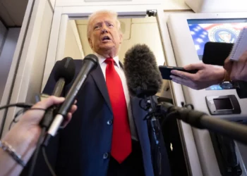 El presidente de los Estados Unidos, Donald Trump, habla con los medios de comunicación a bordo del Air Force One durante un vuelo de Dover, Delaware, a Miami, Florida, el 7 de marzo de 2026. (SAUL LOEB / AFP)