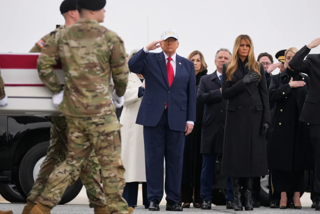 Trump encabeza en Dover homenaje a seis soldados muertos en Kuwait