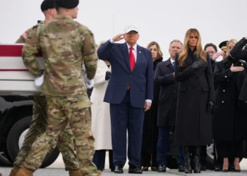 Trump encabeza en Dover homenaje a seis soldados muertos en Kuwait