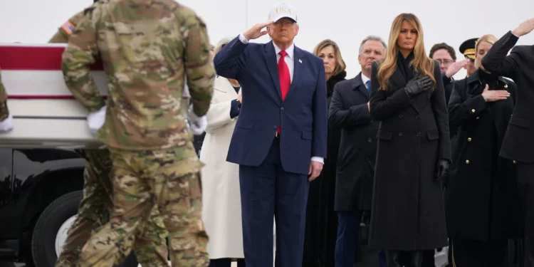 Trump encabeza en Dover homenaje a seis soldados muertos en Kuwait