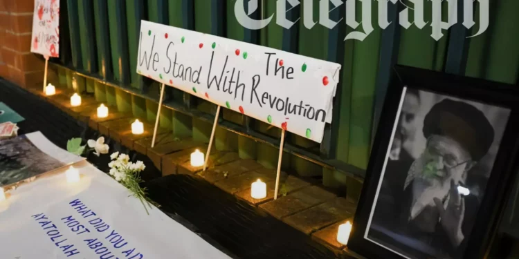 Un centenar de personas homenajeó en Manchester a Alí Jamenei