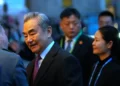 El ministro de Asuntos Exteriores de China, Wang Yi, llega a la Conferencia de Seguridad de Múnich, en Múnich (Alemania), el 13 de febrero de 2026. (Foto AP/Michael Probst)