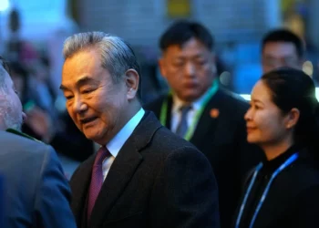El ministro de Asuntos Exteriores de China, Wang Yi, llega a la Conferencia de Seguridad de Múnich, en Múnich (Alemania), el 13 de febrero de 2026. (Foto AP/Michael Probst)