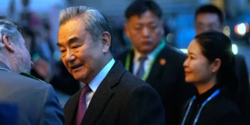 El ministro de Asuntos Exteriores de China, Wang Yi, llega a la Conferencia de Seguridad de Múnich, en Múnich (Alemania), el 13 de febrero de 2026. (Foto AP/Michael Probst)