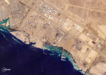 Esta imagen de satélite facilitada por 2026 Planet Labs PBC muestra las infraestructuras petroleras del puerto de Yanbu, situado en la costa occidental del mar Rojo de Arabia Saudí, el 4 de marzo de 2026 (2026 Planet Labs PBC / AFP)