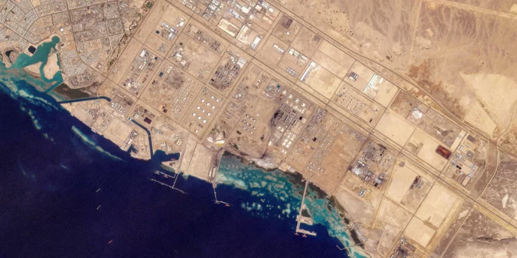 Esta imagen de satélite facilitada por 2026 Planet Labs PBC muestra las infraestructuras petroleras del puerto de Yanbu, situado en la costa occidental del mar Rojo de Arabia Saudí, el 4 de marzo de 2026 (2026 Planet Labs PBC / AFP)