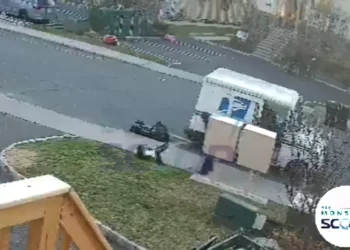 Empleado de correos de Nueva York detenido por empujar al suelo a un niño judío