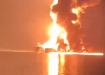 Un barco se incendia frente a Emiratos Árabes Unidos tras impacto de un proyectil