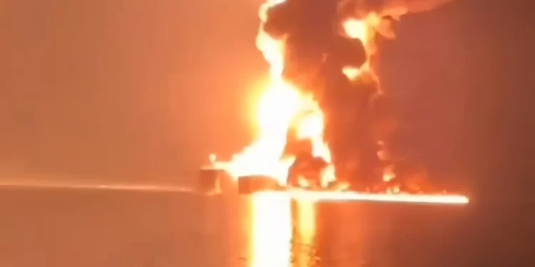 Un barco se incendia frente a Emiratos Árabes Unidos tras impacto de un proyectil