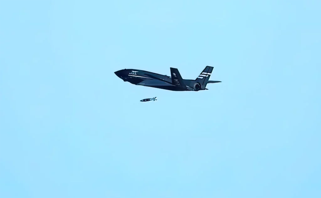 Baykar prueba con éxito bombas guiadas en el dron de combate KIZILELMA